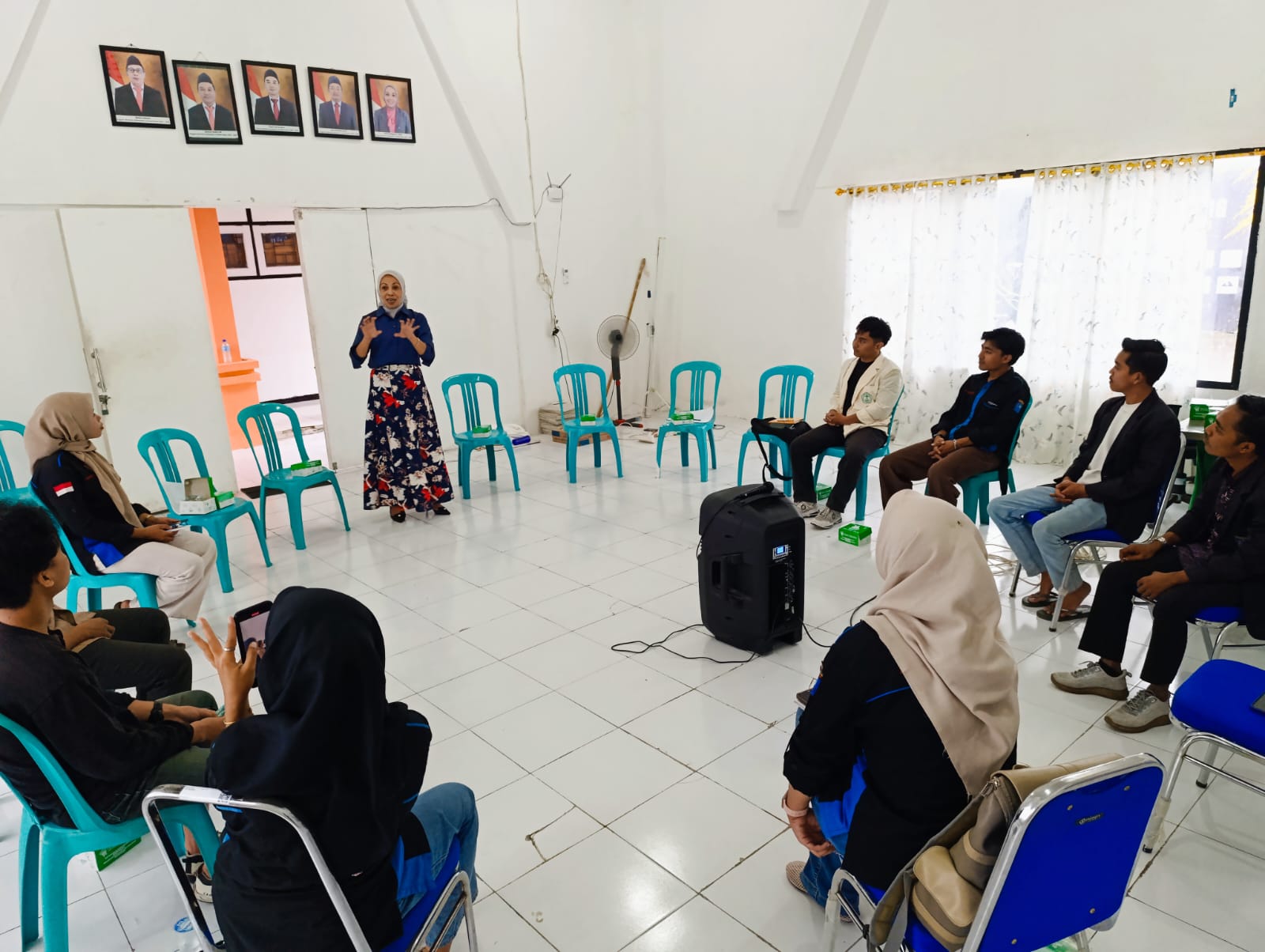 Anggota Bawaslu Lobar, Hesty Rahayu, dalam Penyampaian materi pada diskusi keperempuanan yang digelar oleh Pengurus Pusat Front Mahasiswa Lombok Barat (PP FM Lobar), Senin (22/6/2026)