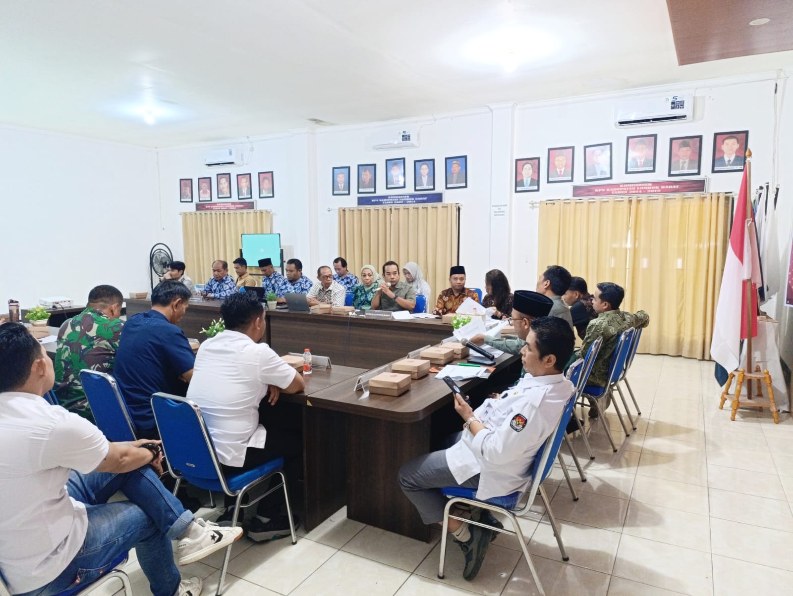 Rapat Pleno Terbuka  Rekapitulasi Perubahan Data Pemilih Berkelanjutan (PDPB) Triwulan II Tahun 2026.di Aula Kantor KPU Lombok Barat. 02/07/2026