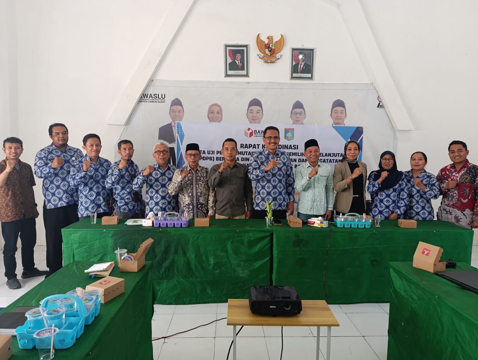 Ketua dan Anggota Bawaslu Lobar Foto bersama pasca Rapat koordinasi bersama Dinas Kependudukan dan Pencatatan Sipil (Dukcapil) Kabupaten Lombok Barat dalam rangka pembahasan hasil uji petik Pemutakhiran Data Pemilih Berkelanjutan (PDPB), Kamis (6/8/2026)