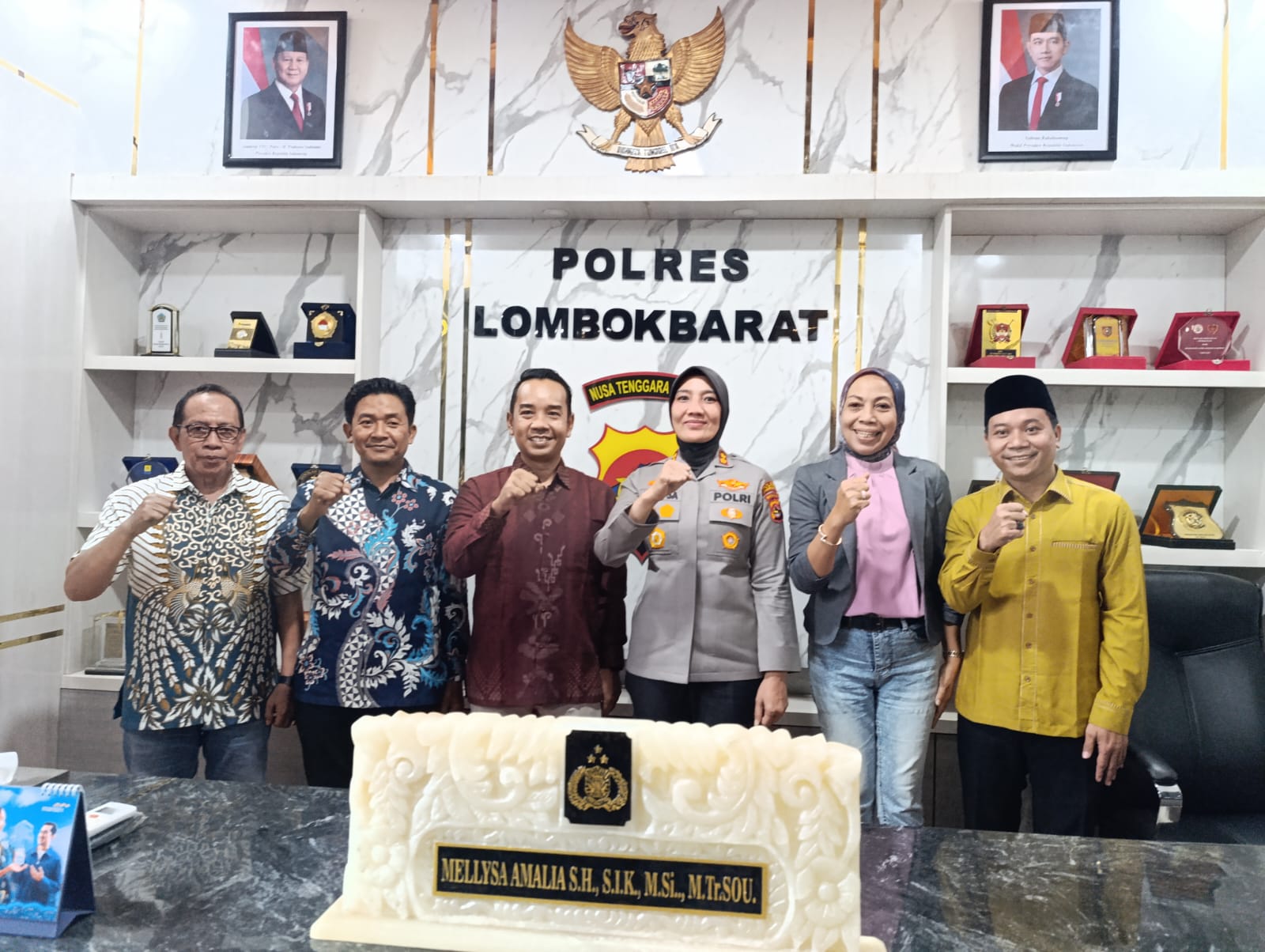 Foto Bersama Ketua dan Anggota Badan Pengawas Pemilihan Umum (Bawaslu) Kabupaten Lombok Barat  dalam  kunjungan dan koordinasi ke Polres Lombok Barat, Kamis (20/8/2026).