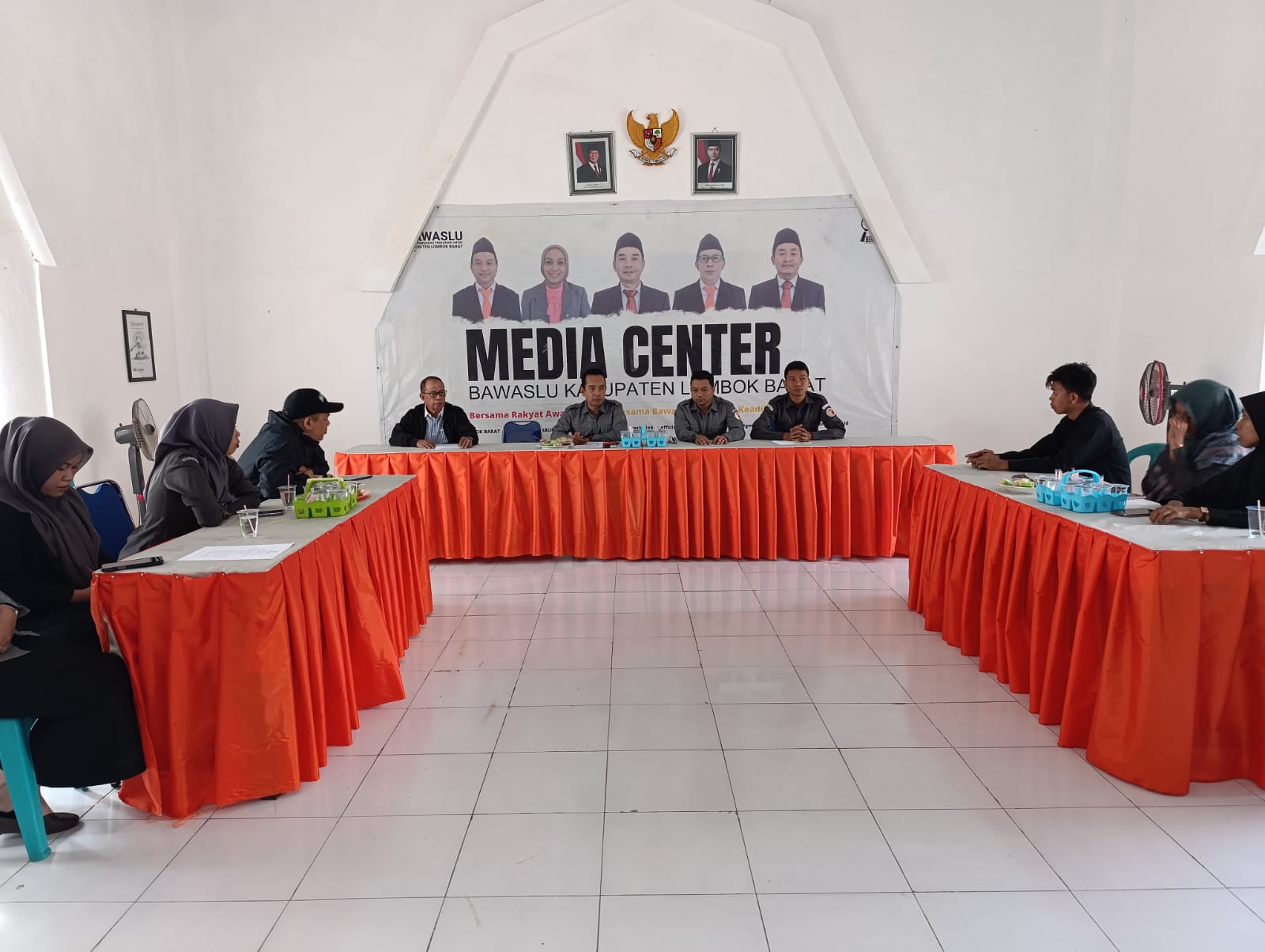 Rapat Koordinasi (Rakor) jajaran Bawaslu Lombok Barat di aula kantor Bawaslu Lombok Barat pada Senin (21/9/2026).