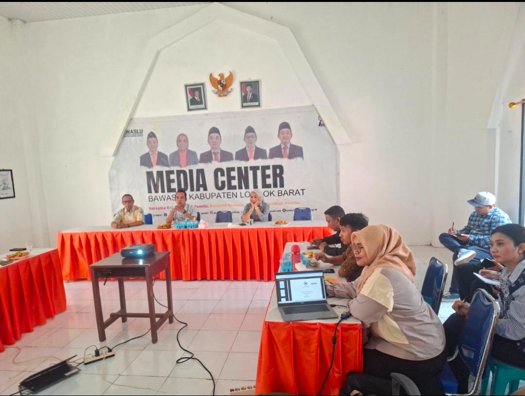 Badan Pengawas Pemilihan Umum (Bawaslu) Kabupaten Lombok Barat melaksanakan kegiatan diskusi seputar literasi demokrasi yang dihadiri oleh Ketua dan Anggota Bawaslu Kabupaten Lombok Barat, Koordinator Sekretariat, serta jajaran staf. Kegiatan berlangsung di Aula Kantor Bawaslu Kabupaten Lombok Barat.24/09/2026 
