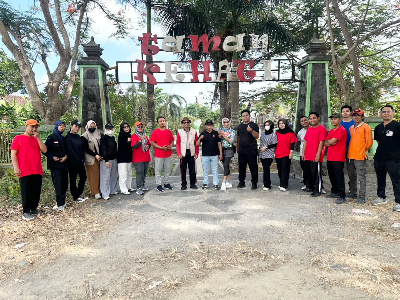 Badan Pengawas Pemilihan Umum (Bawaslu) Kabupaten Lombok Barat melaksanakan kegiatan Jalan Sehat Bersama pada Kamis (15/10/2026)