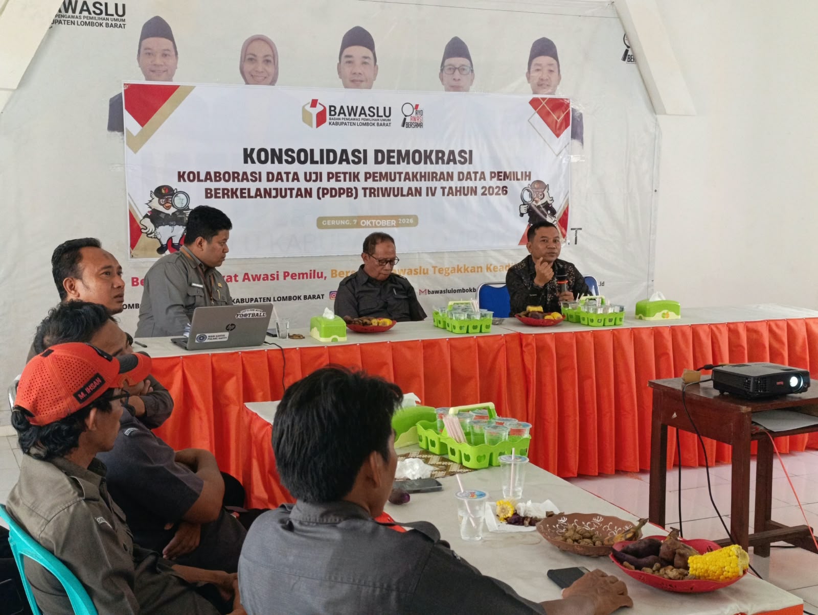 Badan Pengawas Pemilihan Umum (Bawaslu) Kabupaten Lombok Barat kembali melaksanakan kegiatan diskusi literasi demokrasi yang dikenal dengan sebutan Disertasi pada Senin (19/10/2026)