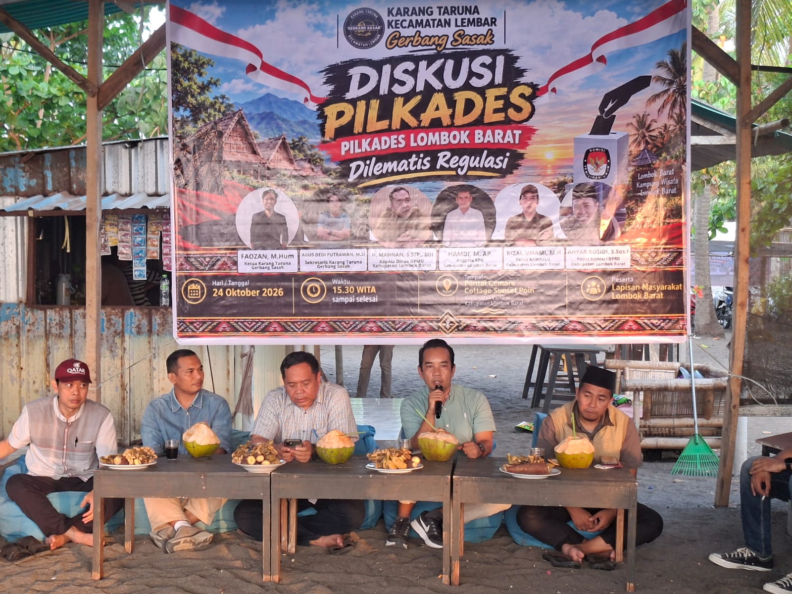 Ketua Badan Pengawas Pemilihan Umum (Bawaslu) Kabupaten Lombok Barat, Rizal Umami (Baju hem Sage) dalam  kegiatan Diskusi Pilkades Lombok Barat bertajuk “Dilematis Regulasi” yang diselenggarakan oleh Karang Taruna Kecamatan Lembar, Sabtu (24/10/2026)