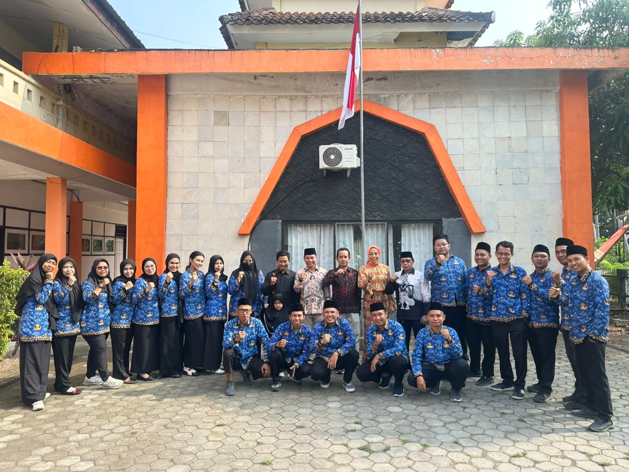 Foto Bersama Ketua dan Anggota Bawaslu Kabupaten Lombok Barat, Koordinator Sekretariat, serta seluruh staf Sekretariat Bawaslu Kabupaten Lombok Barat usai upacara peringatan Hari Sumpah Pemuda ke-98 pada Rabu, 28 Oktober 2026. 