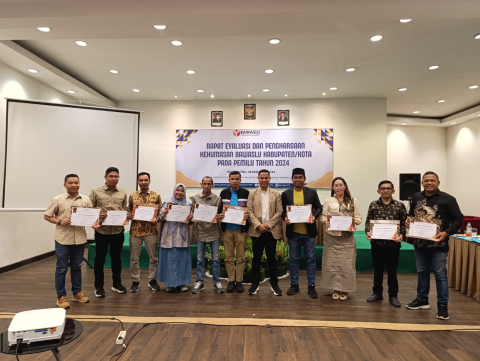 Foto Bersama Penyerahan Penghargaan Kehumasan