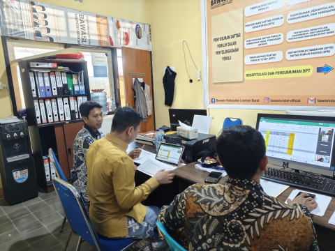 Gerung – Badan Pengawas Pemilihan Umum (Bawaslu) Kabupaten Lombok Barat mengikuti Rapat Konsolidasi Hasil Pengawasan Pemutakhiran Daftar Pemilih Berkelanjutan (DPB) Triwulan II yang diselenggarakan oleh Bawaslu Provinsi Nusa Tenggara Barat pada Kamis, 3 Juli 2024. Rapat ini dilaksanakan secara daring dan dipimpin langsung oleh Anggota Bawaslu NTB, Hasan Basri, serta diikuti oleh jajaran Bawaslu kabupaten/kota se-NTB. Rapat tersebut merupakan tindak lanjut dari pelaksanaan pleno rekapitulasi pemutakhiran DPB