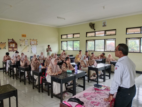 Anggota Bawaslu NTB, Umar Achamd Seth saat Bawaslu Mengajar di SMAN 1 Gerung. Kamis/15/01/2026