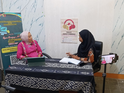 Anggota Bawaslu Lobar Hesty Rahayu dalam Podcast Edukasi demokrasi.21/04/26
