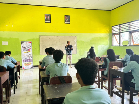 Ketua Bawaslu Lombok Barat, Rizal Umami( Batik hitam) Dalam Penyampaian Materi dalam Progam "Bawaslu Sapa Gen Z" di SMAN 1 Kediri Lombok Barat.29/04/2026