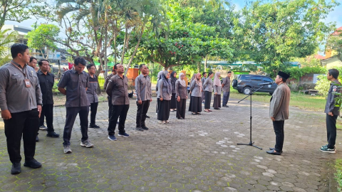 Anggota Bawaslu Kabupaten Lombok Barat, Samsul Hadi, S.Pd., selaku pembina apel 27 Juli 2026