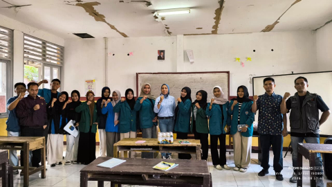 Anggota Bawaslu Lombok Barat, Hesty Rahayu melakukan Foto bersama dalam kegiatan “Gender dan Feminisme dalam Demokrasi di Indonesia”, yang berlangsung di Pondok Pesantren Najmul Huda, Banyu Urip, pada Sabtu (8/8/2026).