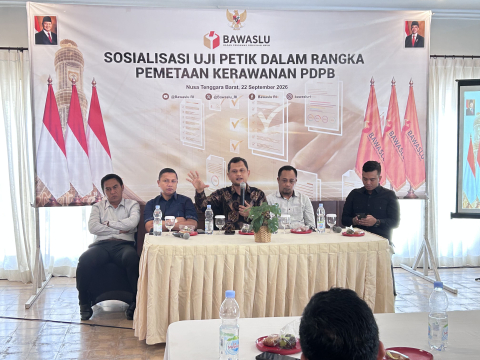 Ketua Bawaslu NTB, Intratif (sedang berbicara) di acara Sosialisasi Uji Petik dalam rangka Riset Pemetaan Kerawanan Isu Strategis Pemutakhiran Data Pemilih Berkelanjutan (PDPB) Tahun 2026 yang diselenggarakan oleh Pusat Penelitian Pengembangan Pendidikan dan Pelatihan (Puslitbangdiklat) Bawaslu RI di Roemah Langko, Jalan Langko No. 68, Pejeruk, Kecamatan Ampenan, Kota Mataram, Selasa (22/9/2026)