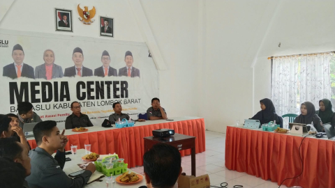 Badan Pengawas Pemilihan Umum (Bawaslu) Kabupaten Lombok Barat kembali melaksanakan kegiatan diskusi literasi demokrasi pada Senin (12/10/2026)