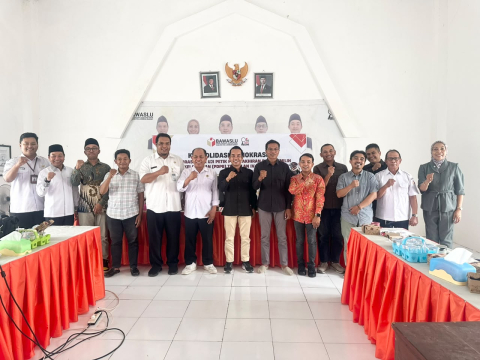 Ketua & Anggota Bawaslu Lombok Barat saat Foto Bersama Konsolidasi Demokrasi dalam rangka Kolaborasi Data Uji Petik Pemutakhiran Data Pemilih Berkelanjutan (PDPB) Triwulan IV Tahun 2026, bertempat di Aula Kantor Bawaslu Kabupaten Lombok Barat.7 Oktober 2026