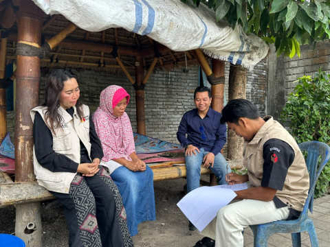 Kepala Bagian Pencegahan, Partisipasi Masyarakat, dan Hubungan Masyarakat (P2H) Bawaslu Provinsi NTB, Ida Ayu Wayan Manik Kurniati & Anggota Bawaslu Kabupaten Lombok Barat saat kegiatan uji petik Pemutakhiran Data Pemilih Berkelanjutan (PDPB) di Kelurahan Gerung Utara, Kecamatan Gerung, Kamis (8/10/2026)