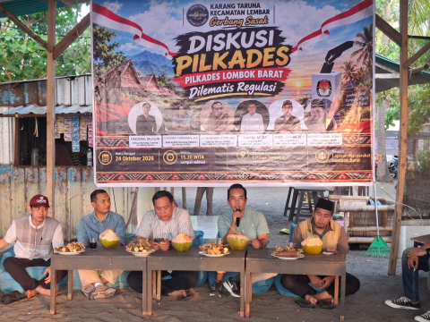 Ketua Badan Pengawas Pemilihan Umum (Bawaslu) Kabupaten Lombok Barat, Rizal Umami (Baju hem Sage) dalam  kegiatan Diskusi Pilkades Lombok Barat bertajuk “Dilematis Regulasi” yang diselenggarakan oleh Karang Taruna Kecamatan Lembar, Sabtu (24/10/2026)