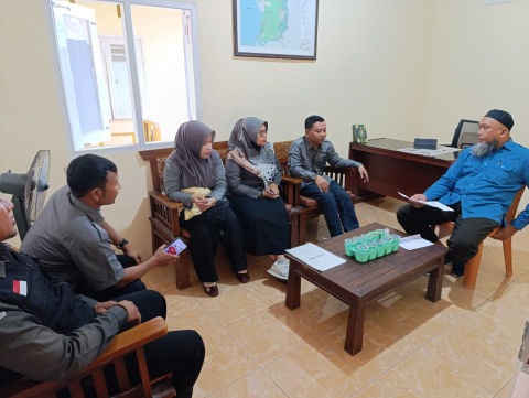 Samsul Hadi Anggota Bawaslu Kabupaten Lombok Barat melaksanakan kegiatan uji petik Pemutakhiran Data Pemilih Berkelanjutan (PDPB) di Desa Taman Ayu, Kecamatan Gerung, Kabupaten Lombok Barat, Senin (26/10/2026).