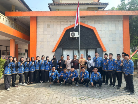 Foto Bersama Ketua dan Anggota Bawaslu Kabupaten Lombok Barat, Koordinator Sekretariat, serta seluruh staf Sekretariat Bawaslu Kabupaten Lombok Barat usai upacara peringatan Hari Sumpah Pemuda ke-98 pada Rabu, 28 Oktober 2026. 