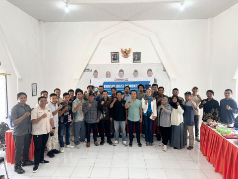 Ketua dan Anggota Bawaslu Lobar Foto bersama Konsolidasi Demokrasi Bersama Eks Panwascam dan Pegiat Demokrasi bertempat di Aula Kantor Bawaslu Lombok Barat. 29/10/2026