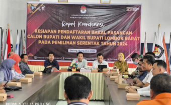 Koordinator Divisi Hukum dan Penyelesaian Sengketa Bawaslu Kabupaten Lombok Barat, Hesty Rahayu, ST.,MM (Duduk Paling Depan Jilbab Kuning) Menghadiri Rapat Koordinasi Kesiapan Pendaftaran Bakal Pasangan Calon Bupati dan Wakil Bupati Lombok Barat Pada Pemilihan Serentak Tahun 2024 di Aula Kantor KPU Kabupaten Lombok Barat Pada tanggal 24/08/2024.