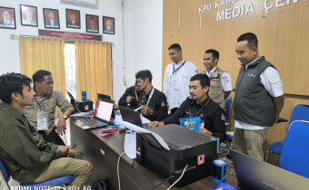 Foto proses pemeriksaan kelengkapan berkas tanggal 28 Agustus