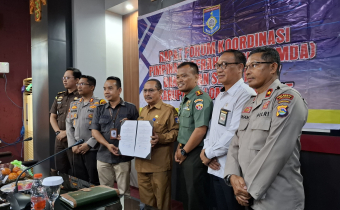 Foto bersama pasca penandatanganan Nota Kesepakatan antara Ketua Bawaslu, Rizal Umami, dan Pj. Bupati Lombok Barat, H. Ilham bertempat di Ruang Rapat Jayengrane Kantor Bupati Kabupaten Lombok Barat pada Senin 09/09/2024.