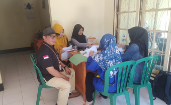 Kordiv. SDMO Bawaslu Kabupeten Lombok Barat, Abdurrahman saat melakukan Monitoring Pendaftaran PTPS di Kecamatan Gunungsari. Rabu 17/09/2024