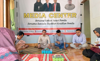 Samasul Hadi, Anggota Bawaslu Lobar Monitoring dan Sosialisasi SIWASLIH ke Panwaslu Kecamatan Sekotong.02/10