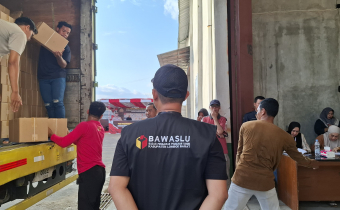 Pengawasan Kedatangan Logistik Surat Suara Bupati dan Wakil Bupati, Gubernur dan Wakil Gubernur Lombok Barat di Gudang KPU Lombok Barat.