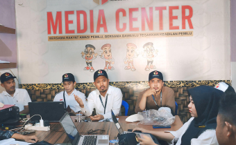 Panwaslu Kecamatan Lembar Melakukan Rapat Koordinasi terkait Netralitas kepala Desa dan Perangkat Desa di Sekretariat Kecamatan Lembar