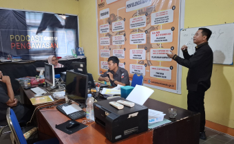 Diskusi terkait Pegawasan DPTb dan DPK Divisi Pencegahan, Parmas & Humas Di Ruang Kerja Kantor Bawaslu Lombok Barat. 