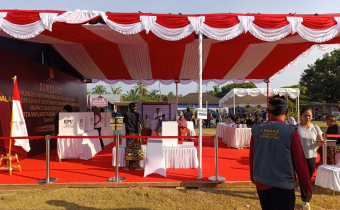 Simulasi Pemungutan dan Perhitungan Suara Pilkada Serentak 2024 di Lapangan Mareje Gerung.Selasa 15/10/24
