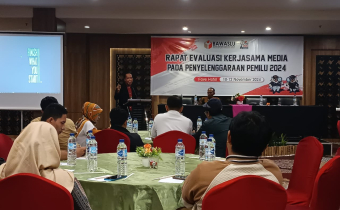 Kepala Sekretariat Bawaslu NTB  Lalu Ahmad Yani SKM., Mkes, (Jas Hitam Sedang Berbicara) dalam  membukaan Kegiatan rapat evaluasi kerjasama media dalam penyelenggaraan Pemilu 2024. Minggu 10/11/2024