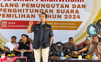 Amanat Ketua Bawaslu Kabupaten Lombok Barat, Rizal Umami di Apel Siaga Pengawasan Jelas Pemungutan dan Perhitungan Suara Pemilihan Serentak tahun 2024 di Gedung Seni & Budaya Narmada. 04/11/2024