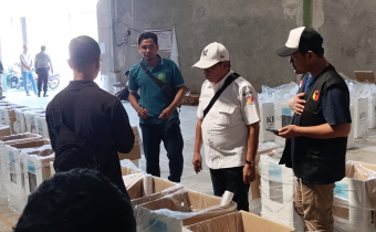 Anggota Bawaslu Lobar (Abdurrahman) Melakukan Pengawasan pemeriksaan dan pengemasan logistik Pemilu Serentak 2024 di Gudang KPU Lobar. 06/11/2024