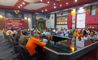 Anggota Bawaslu Kabupaten Lombok Barat, Hesty Rahayu., S.T., MM dalam Rapat koordinasi Deks Pilkada Kabupaten Lombok Barat 2024 di ruang rapat Jayengrane, Kantor Bupati Lombok Barat pada Kamis 14/11/2024