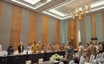 Anggota Bawaslu Lobar, Hesty Rahayu., S.T.,MM (Jilbab Orange) Saat  Pembukaan Acara Rapat Koordinasi Persiapan Pengelolaan Logistik Pemilihan Gubernur dan Wakil Gubernur Nusa Tenggara Barat (NTB) serta Bupati dan Wakil Bupati Lombok Barat 2024.Senin 18/11