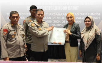 Penandatanganan MoU Bawaslu dan Kapolres Lombok Barat di Aruna Hotel Senggigi.18/11