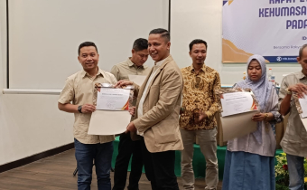 Penyerahan Penghargaan Yang Dilakukan Anggota Bawaslu Prov NTB dan Kordiv Pencegahan Parmas Humas Bawaslu Lobar di Idoop Hotel.06/12/2024