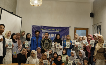 Samsul Hadi (Tengah Mengenakan Batik Lengan Panjang) Foto Bersama usai Kegiatan Bedah Buku 'Inovasi Pengawasan Pemilu 2024': Dorong Generasi Muda Aktif dalam Demokrasi. di Meiino Working Café, Gomong, Mataram, pada Senin, 20/01/2025.