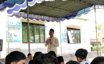 Samsul Hadi, Kordiv P2H Bawaslu Lobar Saat menyampaikan materi di MAN Lombok Barat.Jum'at 09/05/2025 