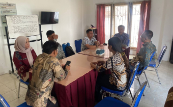 anggota Bawaslu Kabupaten Lombok Barat, Samsul Hadi, bersama staf dan CPNS Bawaslu, melakukan koordinasi ke Kantor Komisi Pemilihan Umum (KPU) Kabupaten Lombok Barat pada Kamis, 19 Juni 2024. Kegiatan berlangsung di Kantor KPU Kabupaten Lombok Barat yang beralamat di Jl. Penas IX No.10, Dasan Geres, Kecamatan Gerung.