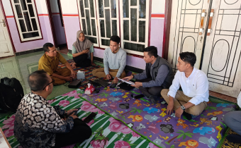 Koordinator Divisi Pencegahan Parmas dan Humas Bawaslu Lombok Barat, Samsul Hadi melakukan Verifikasi Faktual terhadap daftar pemilih ganda