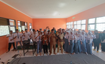 foto bersama pasca sosialisasi pengawasan partisipatif di SMKN 1 Kediri. Senin 04/08/2025