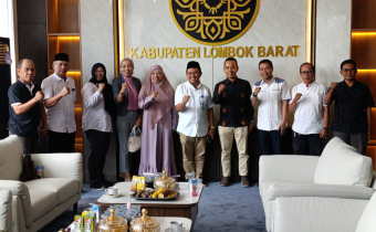 Ketua dan Anggota Bawaslu Lobar Saat melakukan Foto Bersama pasca Koordinasi Dengan Bupati Lobar bertempat di Kantor Bupati Lombok Barat Jl. Soekarno – Hatta, Giri Menang, Gerung. Jum'at 26/09/2025