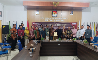 Anggota Bawaslu Lobar Serah Terima BA Rapat Pleno PDPB Triwulan III, Kamis 02/10/2025 di Aula Kantor KPU Lobar