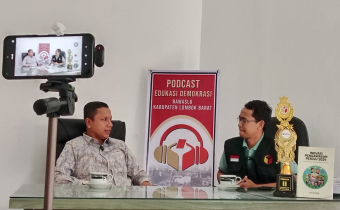 Kordiv P2H Bawaslu NTB, Hasan Basri dalam Podcast Edukasi Demokrasi Bawaslu Lobar. Jum'at 28/11/2025