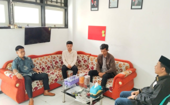 Anggota Bawaslu Lobar Samsul Hadi(mengenakan Peci) Menerima Kunjungan DPL Mahasiswa Magang Universitas Muhammadiyah Mataram.27/01/2027